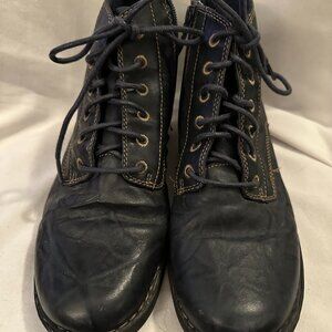 Clarks Navy Blue Leather Ankle Boots 7.5W Wide Zip